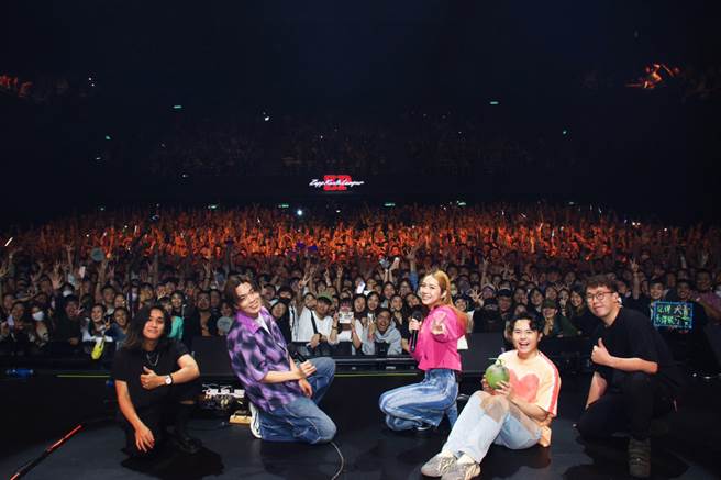 告五人在馬來西亞開唱。（相信音樂提供）