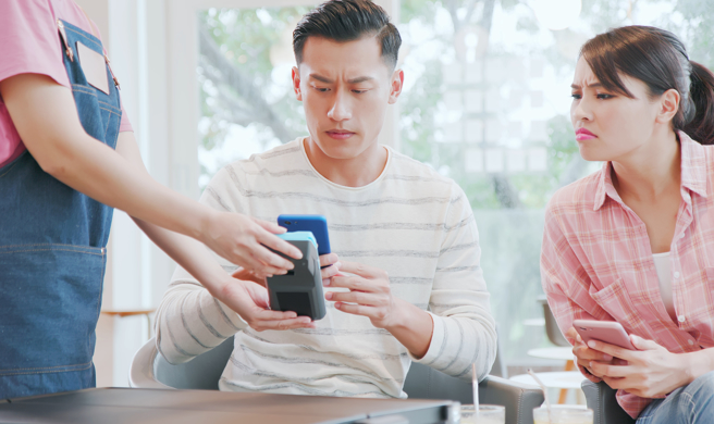 大陆一名顾客日前到餐厅消费，竟被收取新年问候费用，让她觉得非常不合理。(示意图/达志影像)