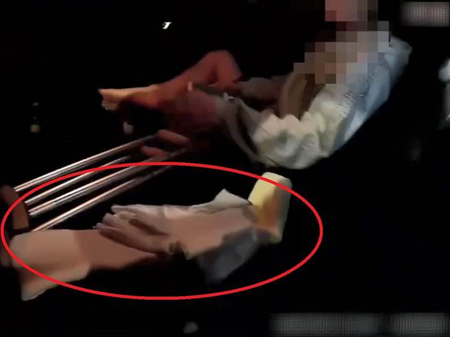 警方盤查時林男將左腳石膏拆下放在一旁。(黃敬文翻攝)