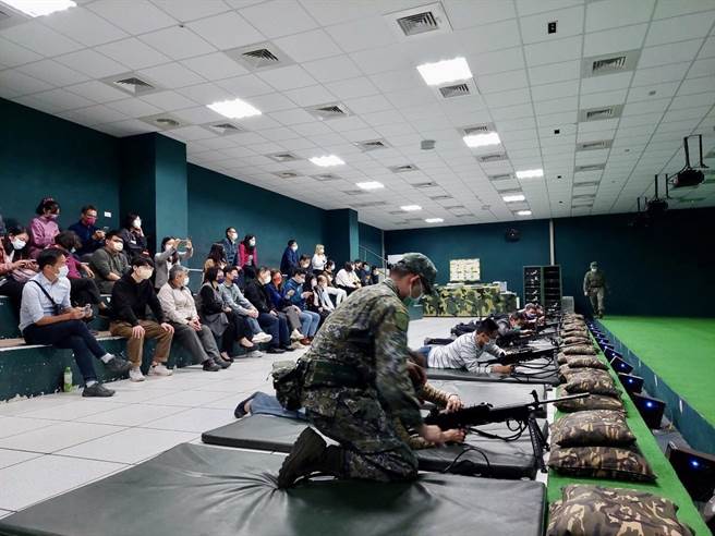 内政部役政署特别安排全国各县市兵役科长、替代役备役编管中心秘书、干部同仁150人，至成功岭进行模拟实境射击，以体验替代役打靶射击课程。（役政署提供／冯惠宜台中传真）