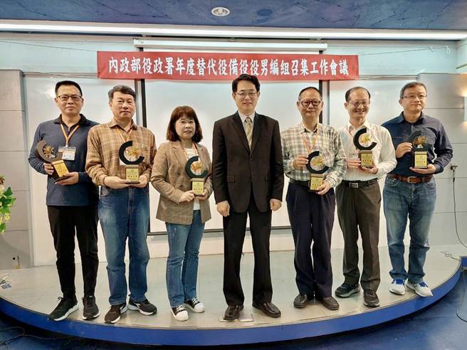 役政署长沈哲芳表扬推动备役演训绩优单位。（役政署提供／冯惠宜台中传真）