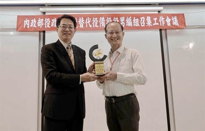 役政署长沈哲芳表扬推动备役演训绩优人员。（役政署提供／冯惠宜台中传真）