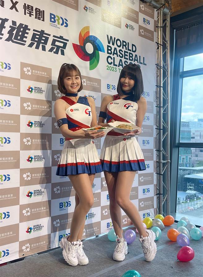 籃籃（左）透露日本旅遊胖了2公斤，趕快跟Yuri交換啦啦隊服。（池宗玲攝）