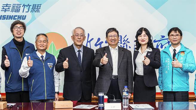 國家災害防救科技中心主任陳宏宇（左三）到竹縣介紹「災害情資網」，縣長楊文科（右三）要求相關單位充分學習操作，實際運用到防災、減災。（羅浚濱攝）