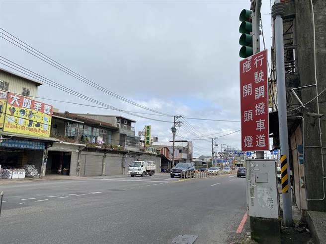 大園地方認為，國2甲通車後，中正東路到大園交流道塞車問題明顯改善，已無調撥需求，盼撤除調撥車道。（蔡明亘攝）