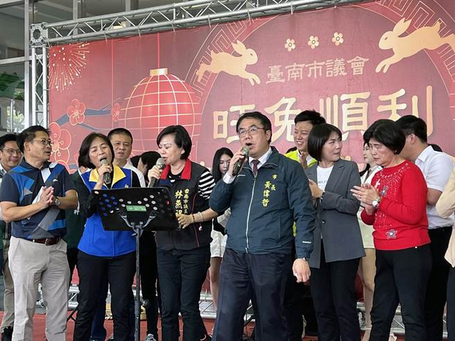 台南市长黄伟哲与国民党议员林燕祝合唱大陆歌曲〈可可托海的牧羊人〉。（洪荣志摄）