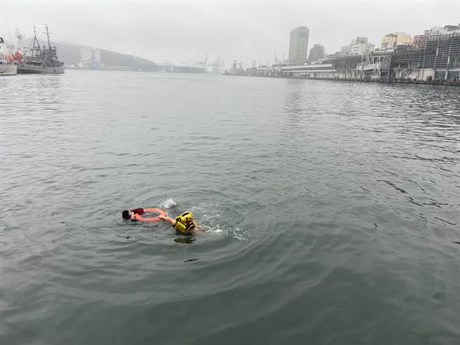 基隆市消防局接获民眾报案，在海洋广场发现有人在海面漂浮，紧急出动后，成功将男子救起。（基隆市消防局提供／张志康基隆传真）