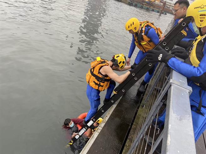 基隆市消防局接获民眾报案，在海洋广场发现有人在海面漂浮，紧急出动后，成功将男子救起。（基隆市消防局提供／张志康基隆传真）