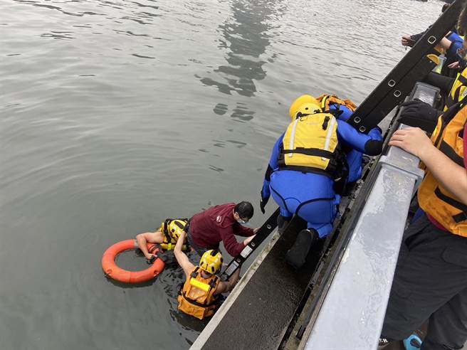 基隆市消防局接获民眾报案，在海洋广场发现有人在海面漂浮，紧急出动后，成功将男子救起。（基隆市消防局提供／张志康基隆传真）