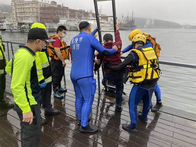 基隆市消防局接获民眾报案，在海洋广场发现有人在海面漂浮，紧急出动后，成功将男子救起。（基隆市消防局提供／张志康基隆传真）