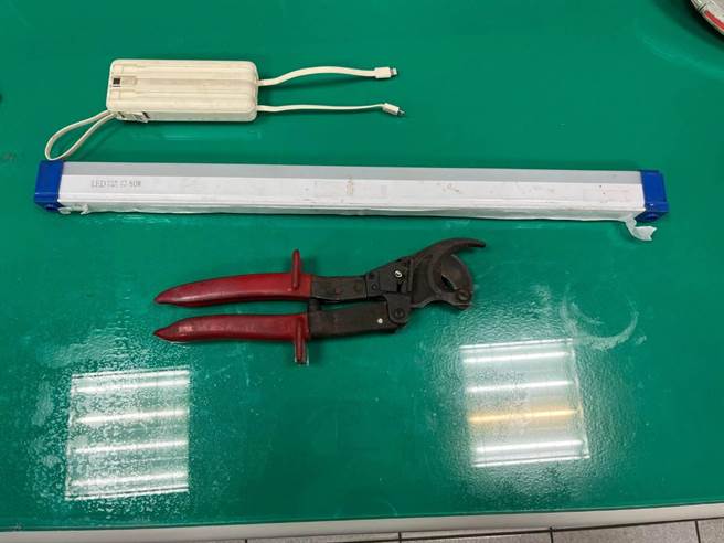 警方在他们身上搜出作案工具老虎钳。（翻摄照片／蔡明亘桃园传真）