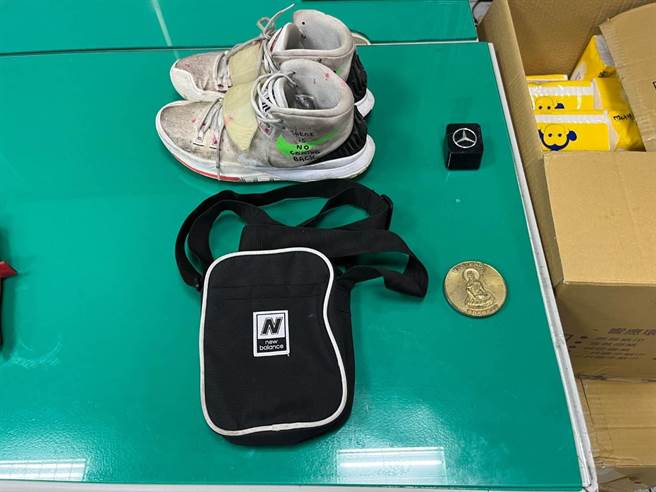 警方也搜出侧背包、金币饰品、球鞋、宾士图样香水盖等赃物。（翻摄照片／蔡明亘桃园传真）