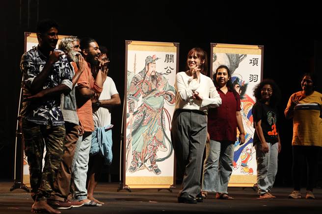 疫后明华园总团出发到印度，参加喀拉拉国际剧场艺术节，除了演出，执行长陈昭贤也到当地大学开设讲座，担任示范讲师解说和教学歌仔戏身段，也邀请当地男性观眾上台学习小旦身段，感受歌仔戏之美。（明华园总团提供）