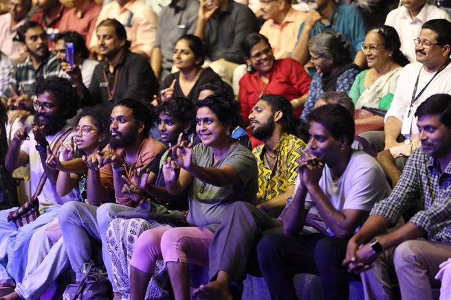 明华园总团将台湾歌仔戏带到印度，受到当地观眾欢迎。（明华园总团提供）