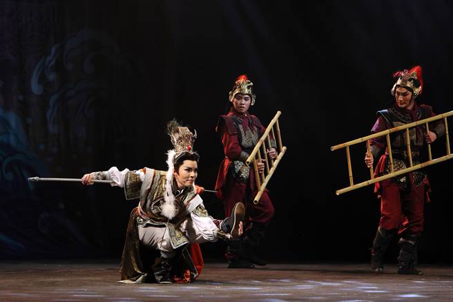 疫后明华园总团出发到印度，参加喀拉拉国际剧场艺术节。（明华园总团提供）