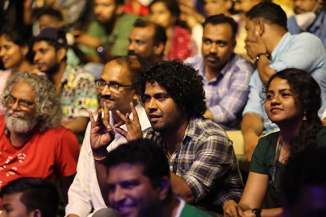 印度观眾对明华园总团的兰花指教学很有兴趣。（明华园总团提供）