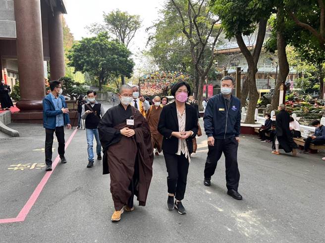 星云大师在元宵节圆寂，彰化县长王惠美8日下午南下高雄前往佛光山吊唁。（彰化县政府提供／吴敏菁彰化传真）