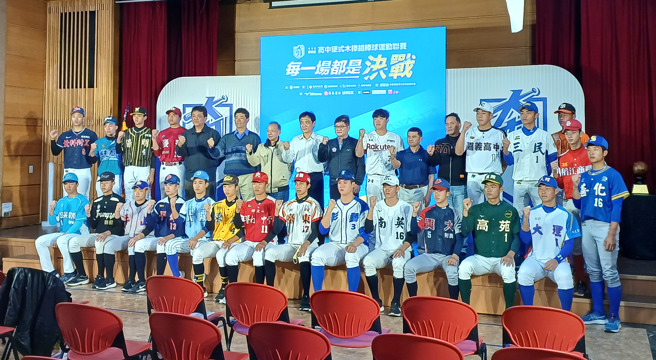 111学年度高中棒球联赛硬式木棒组，2月10日起在高雄市、台南市两地进行。（陈筱琳摄）