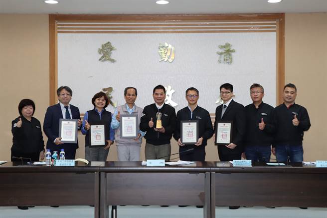 苗栗县长锺东锦表扬优秀企业。（苗栗县政府提供／李京升苗栗传真）