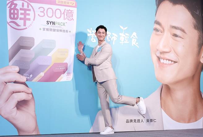 吴慷仁被主持人黄子佼力拱摆出俏皮姿势。（陈俊吉摄）