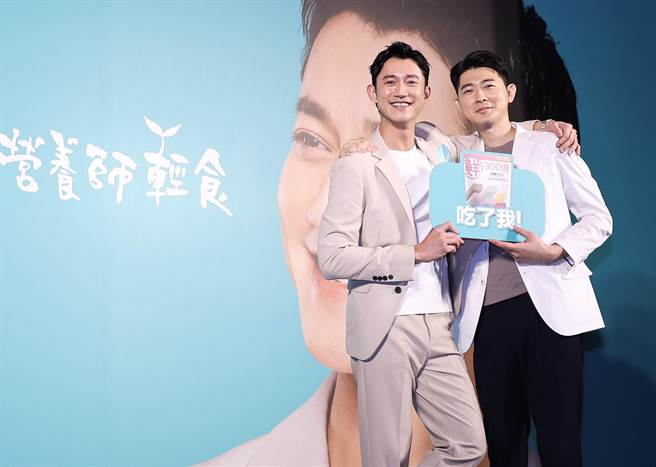 吴慷仁与「营养师轻食」创办人江欣桦合影。（陈俊吉摄）