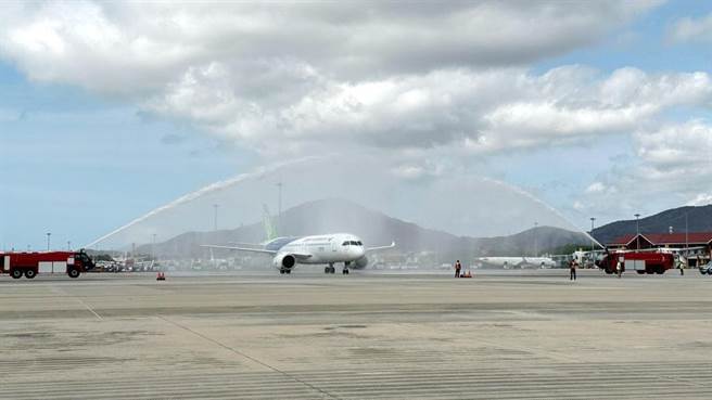 三亚机场以民航最高接待礼仪「过水门」仪式为C919飞机接风洗尘。（大陆央视）