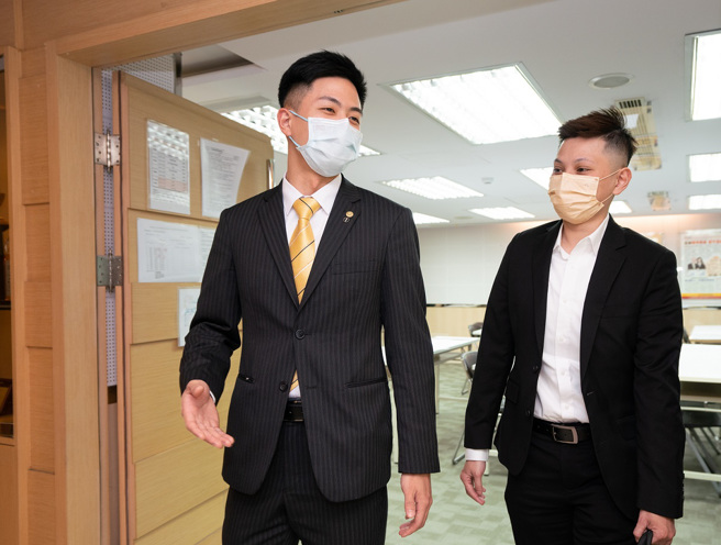 永慶房屋新人報到當天，所屬門市的學長姐也親自來跟學弟妹見面，帶著新人回到門市。
（圖/永慶房屋提供）
