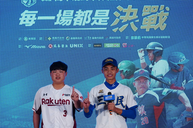 乐天桃猿洪敏旸（左）也到场给学弟勉励。（中华民国学生棒球运动联盟）