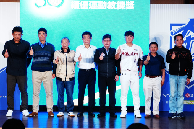 高中木棒联赛记者会中表扬30年棒球运动绩优教练。（中华民国学生棒球运动联盟）