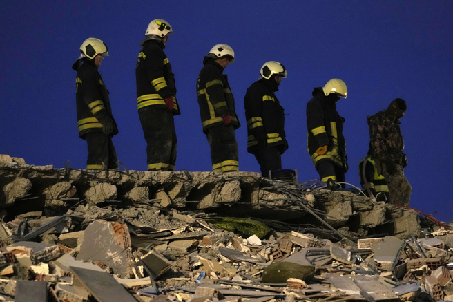 各國救難隊員已紛紛抵達土耳其震災區，投入救援，其中也包含台灣隊伍。（示意圖，非當事人。圖／美聯社）