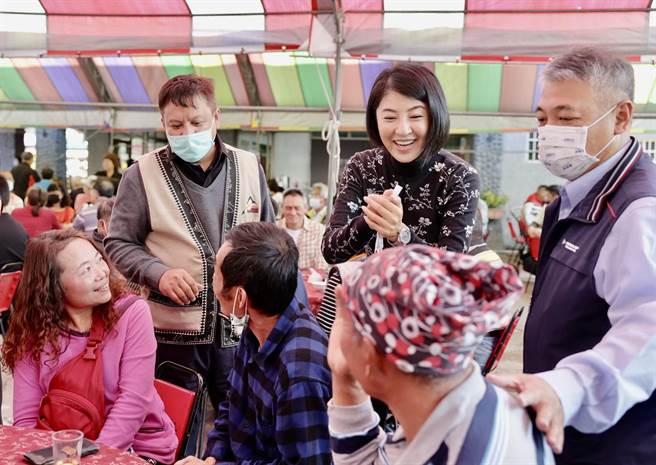 南投县长许淑华（中）8日参加信义乡农民节表扬大会，与信义乡长全志坚（左）、农会总干事何建中（右），联袂祝乡亲新年快乐。（南投县政府提供／廖志晃南投传真）