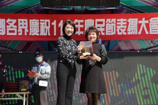 南投县长许淑华8日参加信义乡农民节表扬大会，颁奖给优秀农民。（南投县政府提供／廖志晃南投传真）