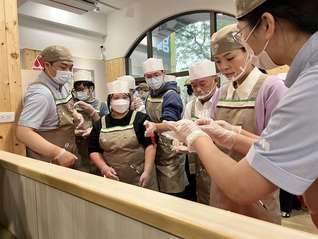 新竹市政府結合民間單位利用寒假期間，於知名速食餐廳舉辦職場體驗課程，新竹市長高虹安（右2）8日也到場與青年共同體驗製作米漢堡。（王惠慧攝）