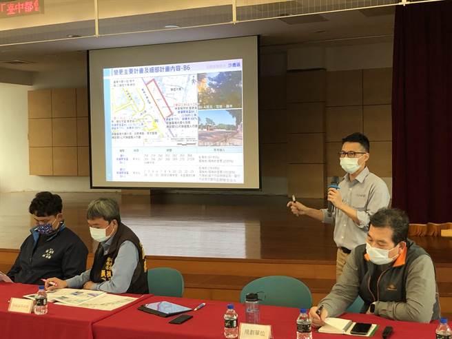 台中捷运蓝线都市计画变更公开展览说明会，8日第3场在沙鹿区公所礼堂举行，吸引民眾前往关心切身权益。(陈世宗摄)