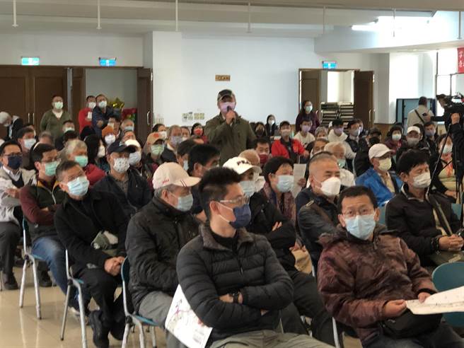捷运蓝线沿线民眾关心切身权益等问题，于说明会中发言踊跃。(陈世宗摄)