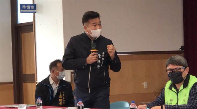 市议员陈廷秀亲自到场为乡亲争取权益及说明经费暴涨等问题。(陈世宗摄)