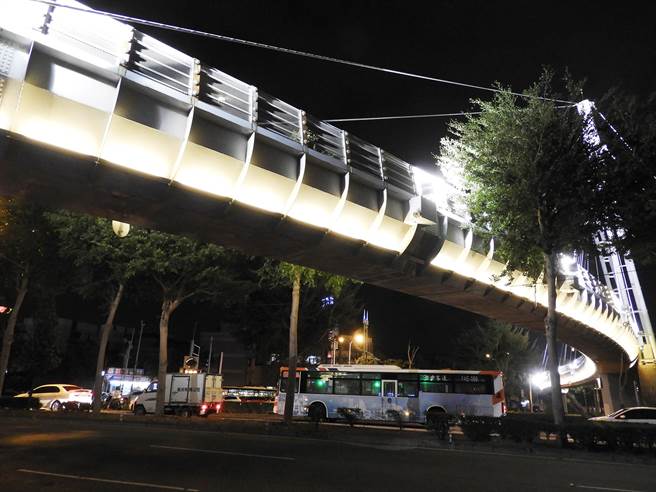 沙鹿区地标「沙鹿之翼」，捷运蓝线动工时将先拆除，蓝线完工后再重建。(陈世宗摄)