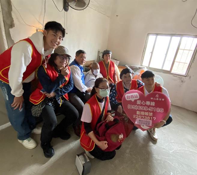 知名設計師林國基（左二）關懷雲林故鄉弱勢長者，到台西鄉捐物資送愛。（華山基金會提供／張朝欣雲林傳真）