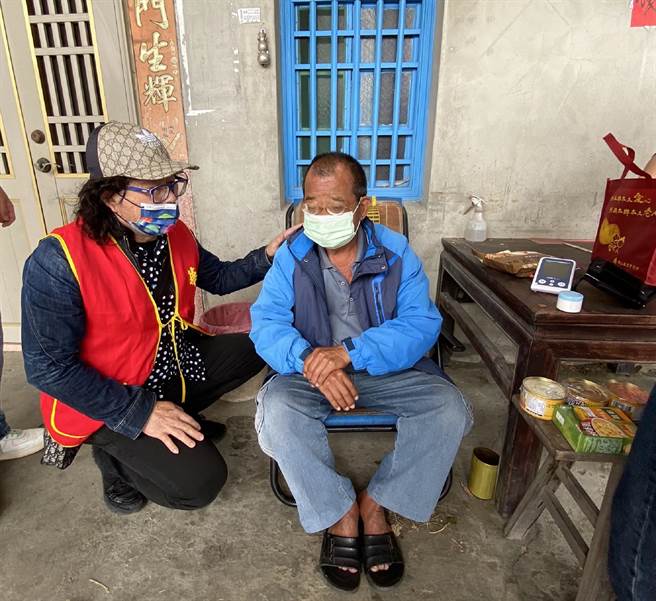 知名設計師林國基（左）關懷雲林故鄉弱勢長者，到台西鄉捐物資送愛。（華山基金會提供／張朝欣雲林傳真）