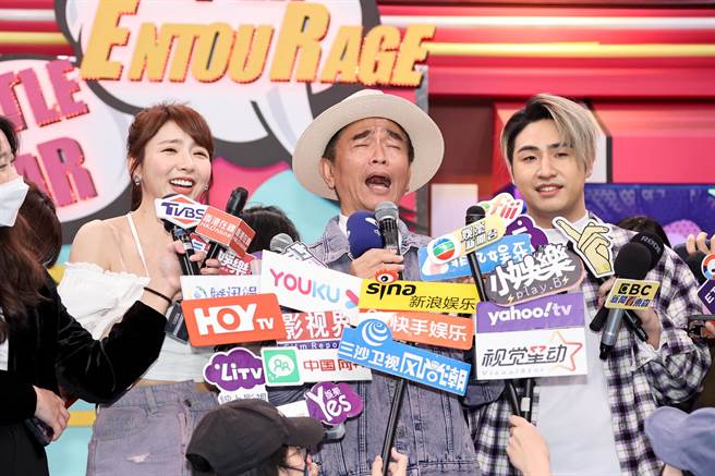 聊到隋棠遭指控是恶邻居的新闻，吴宗宪突然闭眼模仿男高音。（罗永铭摄）