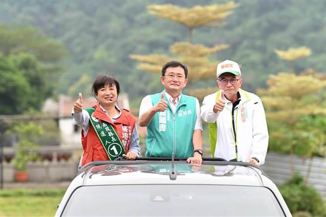 已退出民進黨的現任立委黃國書（中）是否再征戰2024？各界揣測多，民眾黨強調若黃未獲民進黨徵召，將與他接觸。（本報資料照）