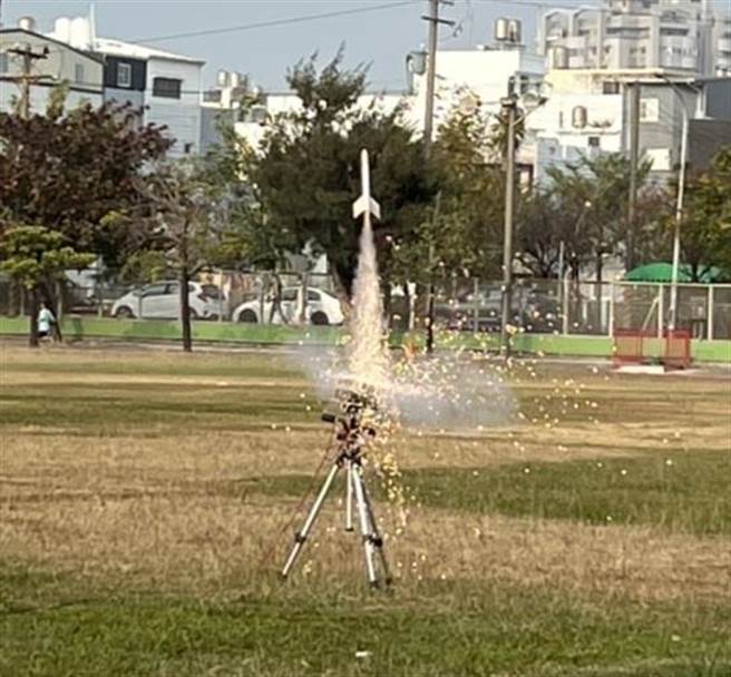 成功大学航太系多年来在寒暑假到国高中举办「实验火箭比赛」不间断，渐渐形成「成大论箭」风气，8日第4度造访屏东县东港高中。（东港高中提供／谢佳潾屏东传真）