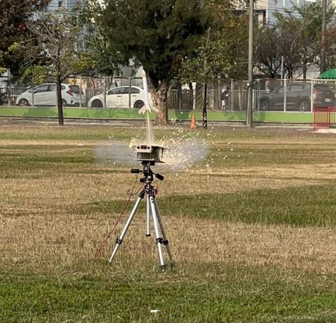 成功大学航太系多年来在寒暑假到国高中举办「实验火箭比赛」不间断，渐渐形成「成大论箭」风气，8日第4度造访屏东县东港高中。（东港高中提供／谢佳潾屏东传真）