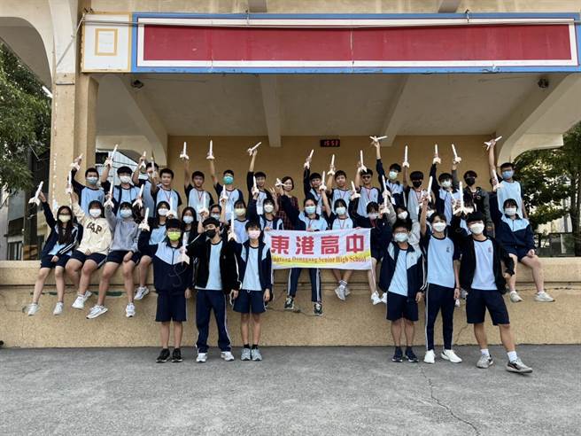 成功大学航太系多年来在寒暑假到国高中举办「实验火箭比赛」不间断，渐渐形成「成大论箭」风气，8日第4度造访屏东县东港高中。（东港高中提供／谢佳潾屏东传真）