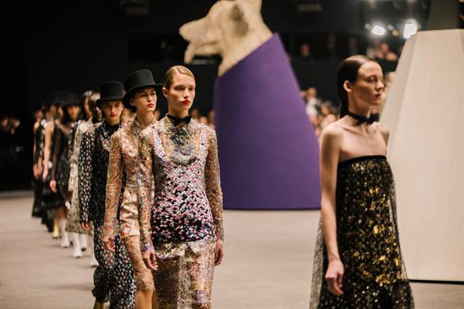 香奈兒2023春夏高訂大秀，秀上服裝充滿細節且華麗不凡，加上展場風格明亮陽光讓人過目難忘。（CHANEL提供）