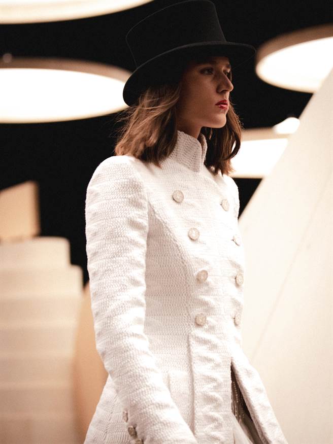 高雅不凡的儀隊服裝設計靈感，成為香奈兒2023春夏高訂大秀的領路先鋒。（CHANEL提供）