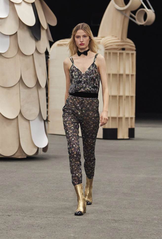 簡潔俐落的服裝線條，搭配繁複的頂級工藝，成為本季香奈兒高訂最大特色。（CHANEL提供）