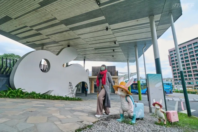 轉運站旁幾米兔拉行李箱出發是入口最醒目的裝置藝術。（圖/ 行遍天下）