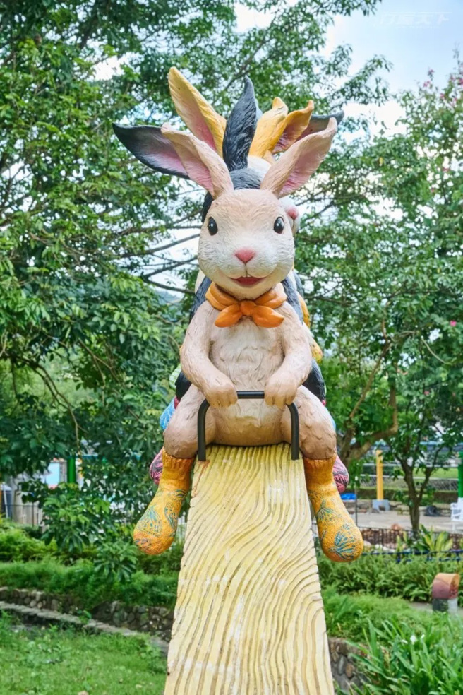 超可愛的翹翹板兔子們就該來合影一張。不過小提醒不能真坐下去喔僅供擺拍。（圖/ 行遍天下）