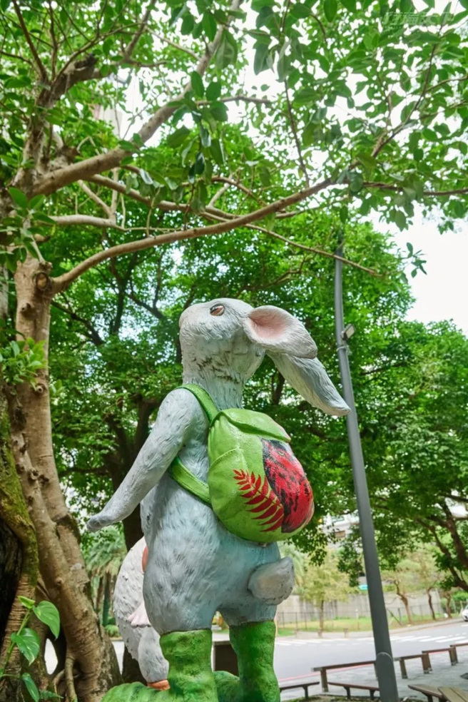 在兔兔的背包上繪有台灣特色種動植物。（圖/ 行遍天下）